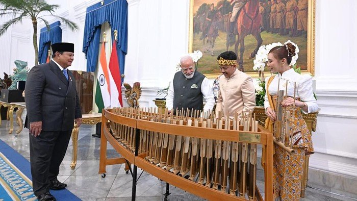Diberi Oleh-oleh Angklung oleh Presiden Prabowo, PM India Spontan Ikut Mainkan Lagu 'Kuch Kuch Hota Hai'