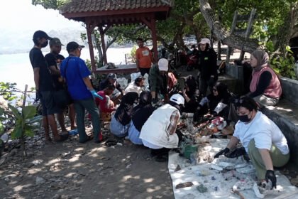 Pantai Sidem Tulungagung Tercemar Limbah Popok Sekali Pakai