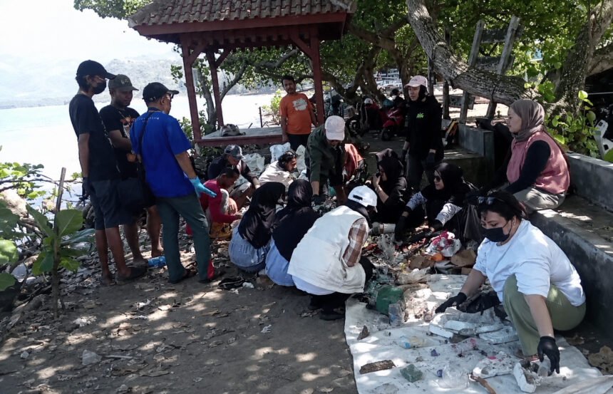 Pantai Sidem Tulungagung Tercemar Limbah Popok Sekali Pakai