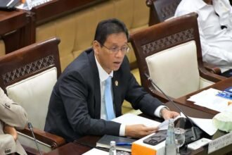 Pemerintah memproyeksikan defisit APBN 2026 melebar menjadi 2,85 persen dari PDB akibat percepatan belanja negara meski pendapatan diperkirakan melampaui target.
