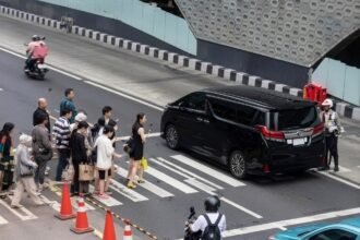 Polda Metro Jaya menegaskan nama pada STNK Toyota Alphard yang viral di Bundaran HI bukan lagi pemilik sebenarnya karena kendaraan telah dijual dan belum dibalik nama.