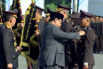 Presiden Prabowo Anugerahkan Bintang Bhayangkara Nararya kepada Tiga Personel Polr