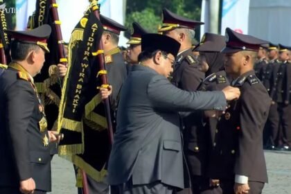 Presiden Prabowo Anugerahkan Bintang Bhayangkara Nararya kepada Tiga Personel Polr