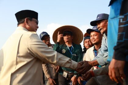 Kisah Mbah Mistin, Buruh Tani Malang yang Rela Menanti "Sampe Lesu" Demi Jabat Tangan Presiden Prabowo