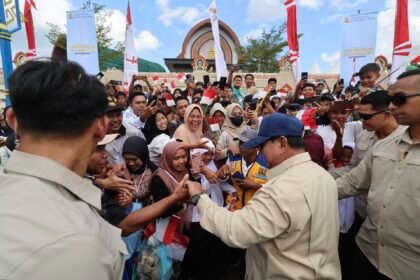 Sapa Warga Lombok Hingga Layani Swafoto, Presiden Prabowo: Saya Titip Jaga Bendungan Ini dengan Baik