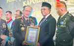Arisal Aziz menerima penghargaan dari Polda Sumbar pada HUT Bhayangkara ke-80 atas kontribusinya membangun Kampung Anti Narkoba sebagai upaya melindungi generasi muda.