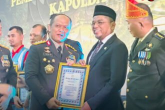 Arisal Aziz menerima penghargaan dari Polda Sumbar pada HUT Bhayangkara ke-80 atas kontribusinya membangun Kampung Anti Narkoba sebagai upaya melindungi generasi muda.