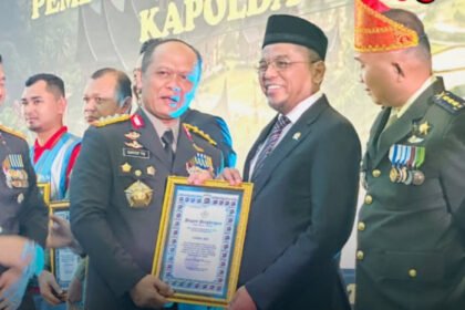 Arisal Aziz menerima penghargaan dari Polda Sumbar pada HUT Bhayangkara ke-80 atas kontribusinya membangun Kampung Anti Narkoba sebagai upaya melindungi generasi muda.