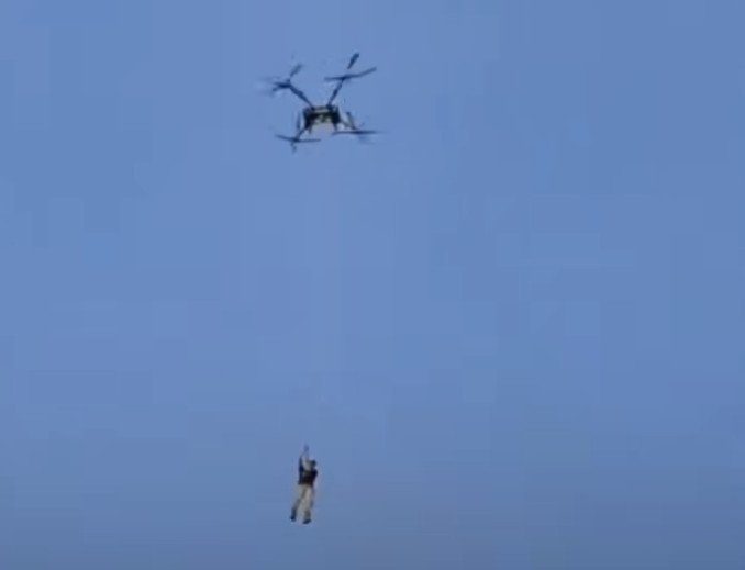 Bukan di Jombang dan Cuma Iseng, Pengusaha Ini Janji Tak Akan Terbangkan Manusia Pakai Drone Lagi