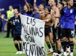 Argentina lolos ke final Piala Dunia, tetapi selebrasi usai laga memicu ancaman sanksi FIFA karena membawa pesan bernuansa politik.