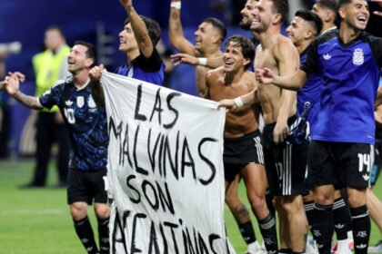 Argentina lolos ke final Piala Dunia, tetapi selebrasi usai laga memicu ancaman sanksi FIFA karena membawa pesan bernuansa politik.