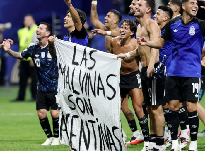 Argentina lolos ke final Piala Dunia, tetapi selebrasi usai laga memicu ancaman sanksi FIFA karena membawa pesan bernuansa politik.