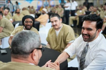 Ratusan narapidana Rikers Island menyaksikan kemenangan dramatis Argentina atas Inggris dalam nobar khusus bagi penghuni berperilaku baik.