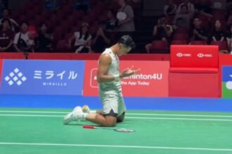 Alwi Farhan memastikan tempat di perempat final Japan Open 2026 setelah menumbangkan unggulan ketujuh Alex Lanier dalam duel tiga gim.