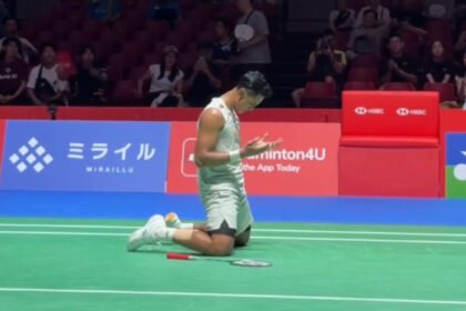 Alwi Farhan memastikan tempat di perempat final Japan Open 2026 setelah menumbangkan unggulan ketujuh Alex Lanier dalam duel tiga gim.