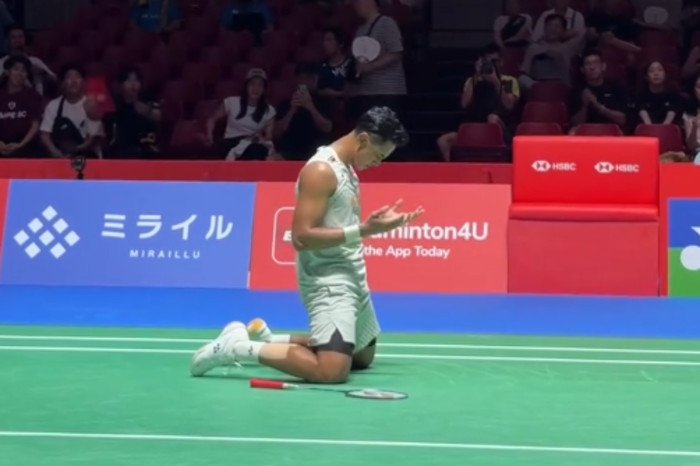 Alwi Farhan memastikan tempat di perempat final Japan Open 2026 setelah menumbangkan unggulan ketujuh Alex Lanier dalam duel tiga gim.
