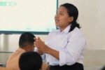 Guru Sekolah Rakyat Kupang mendampingi siswa dari keluarga prasejahtera membangun karakter, kepercayaan diri, dan meraih cita-cita melalui pendidikan berasrama.