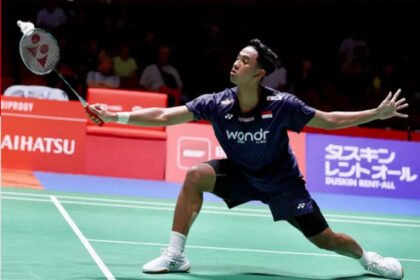 Perjuangan Alwi Farhan berakhir di perempat final Japan Open 2026 setelah kalah tipis dari Kodai Naraoka dalam laga tiga gim yang berlangsung lebih dari 90 menit.