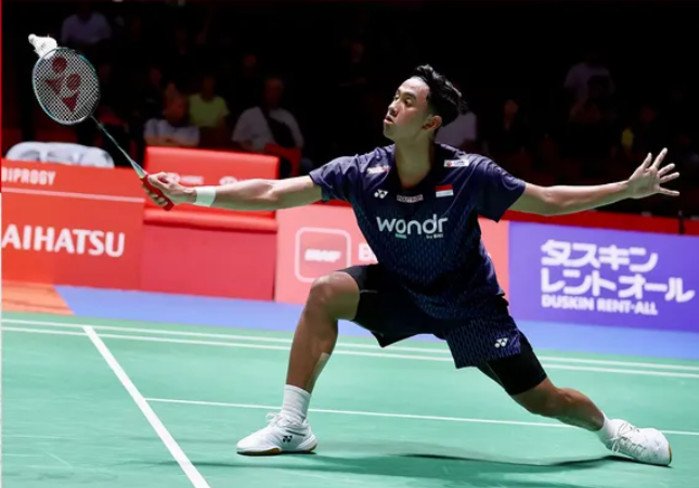 Perjuangan Alwi Farhan berakhir di perempat final Japan Open 2026 setelah kalah tipis dari Kodai Naraoka dalam laga tiga gim yang berlangsung lebih dari 90 menit.