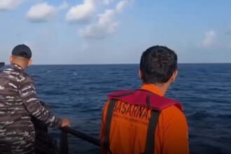 Tim SAR gabungan memperluas pencarian korban tenggelamnya KM Nurul Salsa di perairan barat Pulau Polassi, Kepulauan Selayar, Sulawesi Selatan.