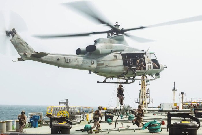 Amerika Serikat dan Iran kembali saling melancarkan serangan di kawasan Timur Tengah, sementara perebutan kendali Selat Hormuz semakin memanaskan konflik.