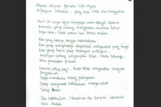 Surat tulisan tangan Menteri PAN-RB Rini Widyantini mengajak ASN tetap menjadi cahaya, menjaga integritas, dan memberikan pelayanan terbaik bagi masyarakat.