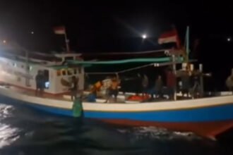 Lima korban KM Nurul Salsa berhasil ditemukan selamat setelah bertahan di laut selama beberapa hari dengan berpegangan pada rompong nelayan.