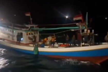 Lima korban KM Nurul Salsa berhasil ditemukan selamat setelah bertahan di laut selama beberapa hari dengan berpegangan pada rompong nelayan.