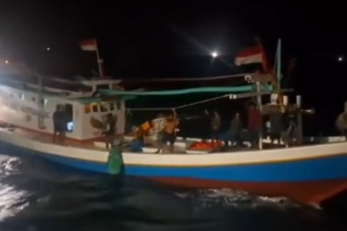 Lima korban KM Nurul Salsa berhasil ditemukan selamat setelah bertahan di laut selama beberapa hari dengan berpegangan pada rompong nelayan.