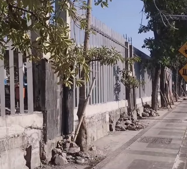 Bukan Takut Kerusuhan, Ini Alasan Deretan Mal Mewah di Surabaya Mendadak Dipagari Tingi
