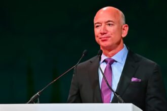 Nama Jeff Bezos memicu spekulasi baru mengenai masa depan Liverpool, sementara Andoni Iraola mendapat kabar baik setelah Dominik Szoboszlai memperpanjang kontraknya.