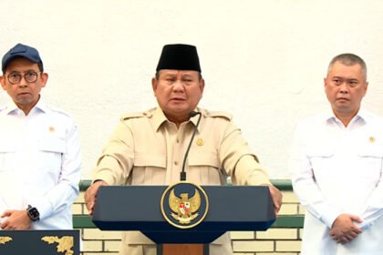 Presiden Prabowo Subianto mendorong pembangunan Trans Sumatra Railway dan Trans Kalimantan dilakukan secara bersamaan untuk mempercepat konektivitas nasional.