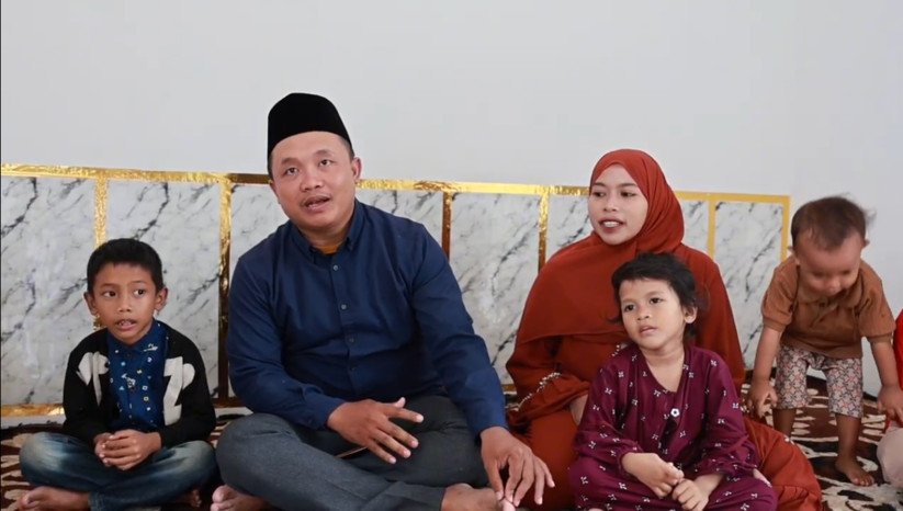 Pasangan guru asal Pekalongan berhasil memiliki rumah pertama melalui Program KPR Sejahtera FLPP dengan proses cepat, DP 0 persen, dan cicilan ringan.