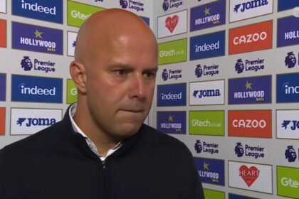 Arne Slot dikabarkan masuk daftar kandidat pelatih Al-Ahli setelah dipecat Liverpool, namun peluang kembali ke Eropa dan Timnas Belanda masih menjadi prioritas.