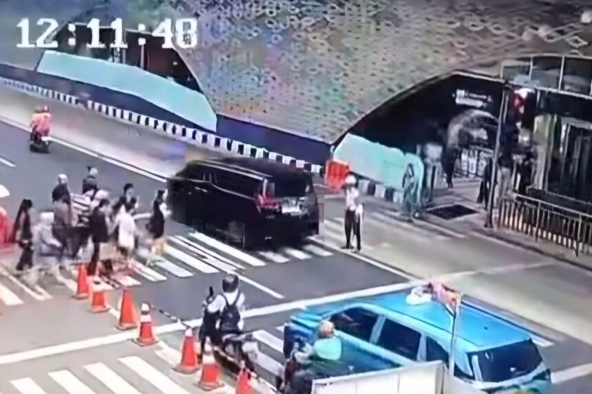 Sekuriti Bundaran HI Akui Bersujud Usai Diancam Dilaporkan ke Vendor