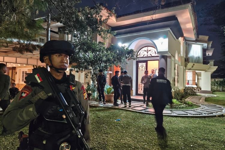 Selain Uang dan Emas Batangan, Polri Sita Foto Keluarga dari Rumah Mewah di Sentul