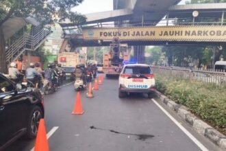 Sopir Truk Penghantam JPO Tendean Akui Fokus Lihat Maps Saat Berkendara