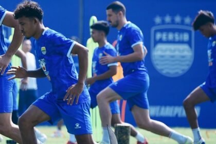 Persib Bandung mulai mengasah taktik jelang Piala Presiden 2026 dengan fokus memperkuat organisasi permainan, serangan balik, dan komunikasi antarpemain.