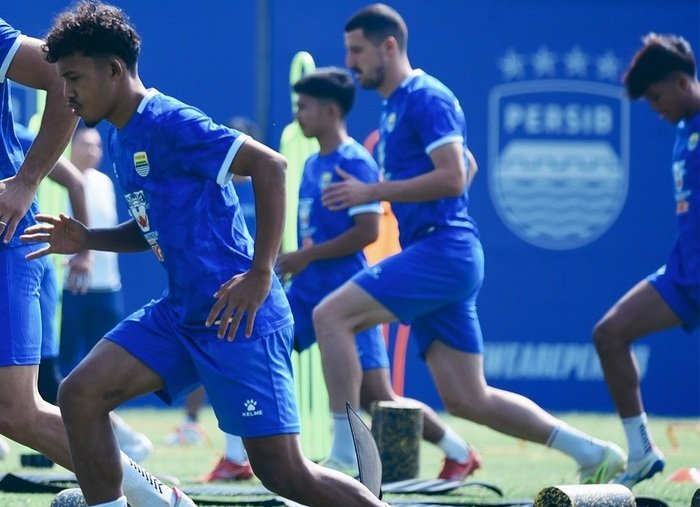 Persib Bandung mulai mengasah taktik jelang Piala Presiden 2026 dengan fokus memperkuat organisasi permainan, serangan balik, dan komunikasi antarpemain.