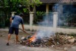 Pemprov DKI Jakarta menegaskan larangan membakar sampah dengan ancaman denda hingga Rp500 ribu untuk menjaga kualitas udara dan mencegah kebakaran.
