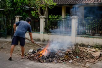 Pemprov DKI Jakarta menegaskan larangan membakar sampah dengan ancaman denda hingga Rp500 ribu untuk menjaga kualitas udara dan mencegah kebakaran.