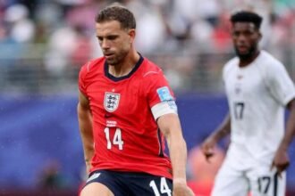 Jordan Henderson dipastikan mengakhiri kiprahnya di Piala Dunia 2026 setelah mengalami cedera serius akibat terjatuh saat merayakan kemenangan Inggris atas Meksiko.