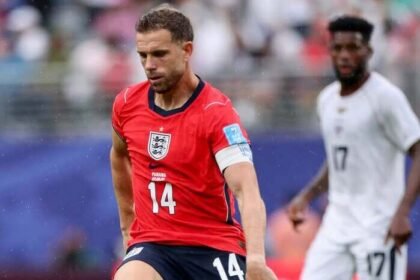 Jordan Henderson dipastikan mengakhiri kiprahnya di Piala Dunia 2026 setelah mengalami cedera serius akibat terjatuh saat merayakan kemenangan Inggris atas Meksiko.