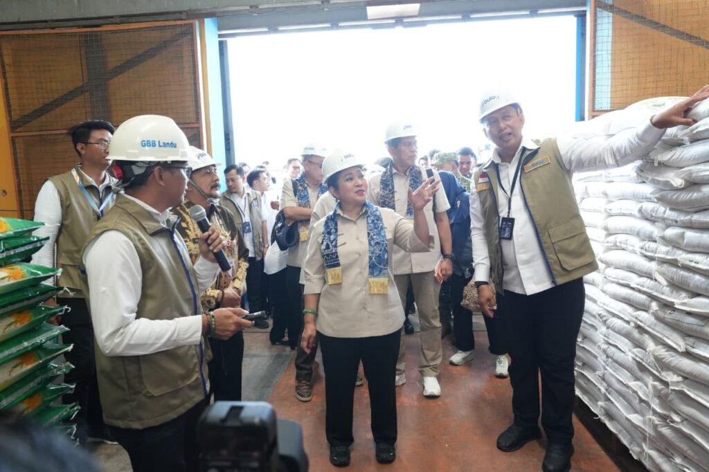 BULOG Perkuat Kapasitas Penyimpanan Pangan, Ketua Komisi IV DPR RI Titiek Soeharto Resmikan Gudang BULOG di Kalsel 12 BULOG Perkuat Kapasitas Penyimpanan Pangan, Ketua Komisi IV DPR RI Titiek Soeharto Resmikan Gudang BULOG di Kalsel