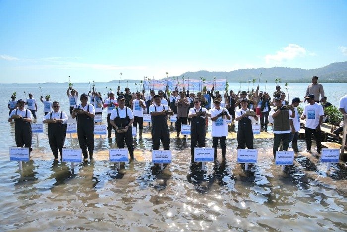 Penanaman 1,5 juta bibit mangrove di NTB menjadi tonggak kolaborasi pemerintah, dunia usaha, akademisi, dan masyarakat dalam memperkuat ketahanan pesisir serta mitigasi perubahan iklim.