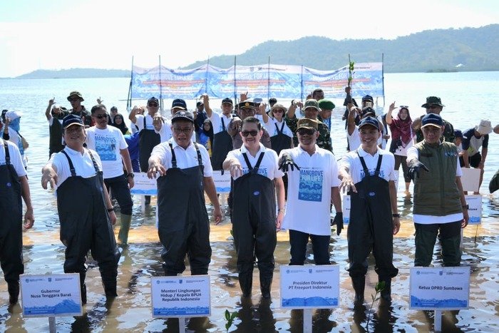 Perkuat Ketahanan Pesisir, Freeport dan Kementerian Lingkungan Hidup Tanam 1,5 Juta Mangrove di NTB 12 Perkuat Ketahanan Pesisir, Freeport dan Kementerian Lingkungan Hidup Tanam 1,5 Juta Mangrove di NTB
