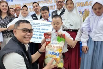 BULOG Peringati Hari Anak Nasional, Salurkan 500 Paket Beras bagi Siswa Penyandang Disabilitas