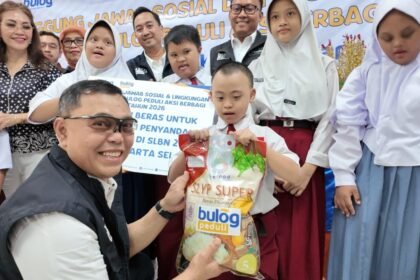 BULOG Peringati Hari Anak Nasional, Salurkan 500 Paket Beras bagi Siswa Penyandang Disabilitas