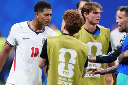 Frustrasi Inggris Tersingkir, Jude Bellingham Kepergok 'Geplak' Kepala Pemain Argentina
