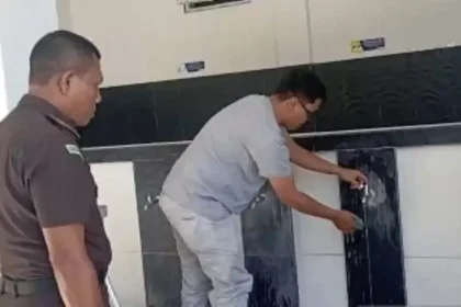 Tanpa Penjara, Terpidana Penelantaran Anak di Banda Aceh Jalani Hukuman 100 Jam Bersihkan Masjid